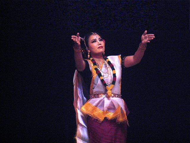Manipuri_performer_in_an_evocative_pose