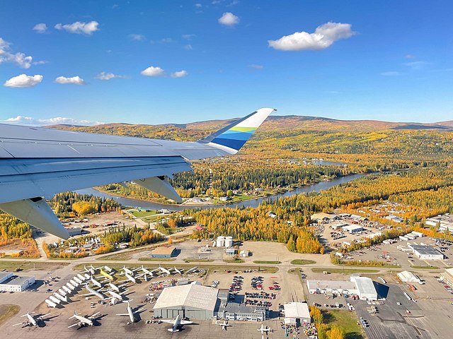 Alaska_Airlines_E175_departing_Fairbanks_Quintin_Soloviev