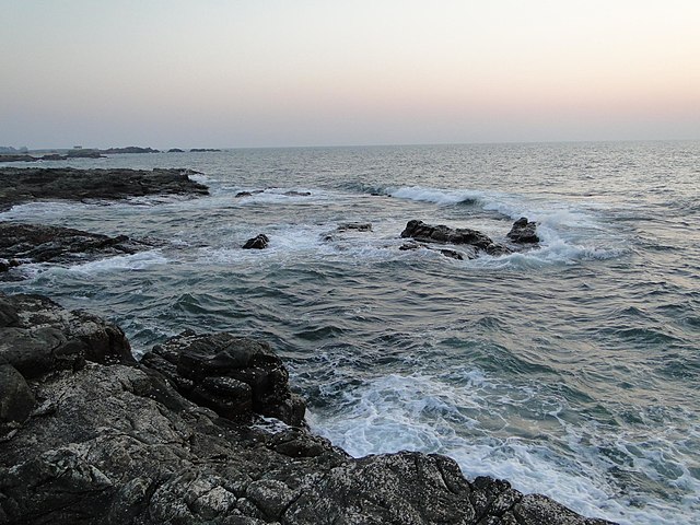 Dangerous_seas_off_Rock_Garden_Malvan