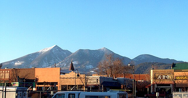 Flagstaff_downtown_SFmtn