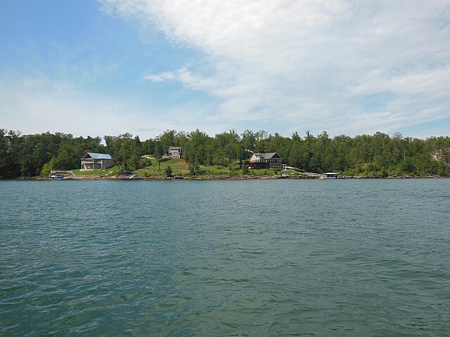 Homes_on_lake