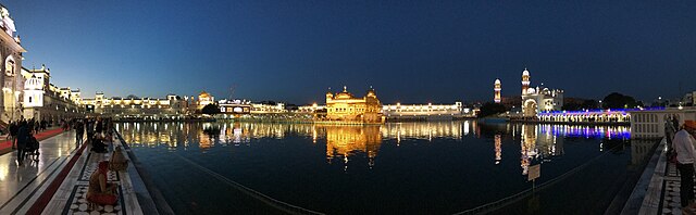 Panorama_of_Golden_Temple_Amritsar_at_night