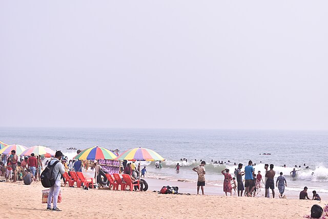 People_at_the_Puri_Beach_in_Puri_Odisha