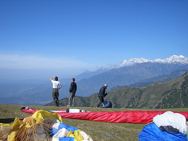 Pilots_on_a_paragliding_takeoff_at_Bir