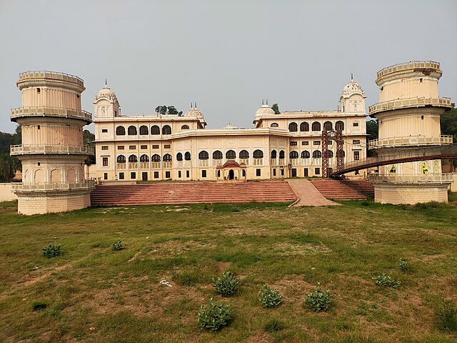 Sheesh_Mahal_from_other_side_of_the_tank_in_Patiala_