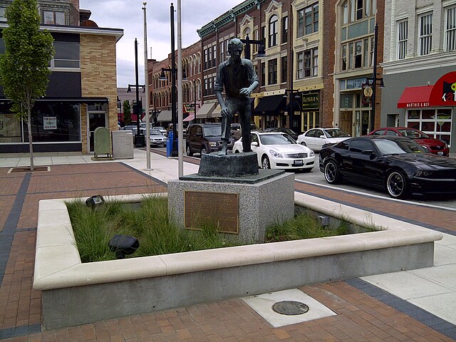 Statue_of_Abraham_Lincoln_on_the_site_of_his_first_political_speech_downtown