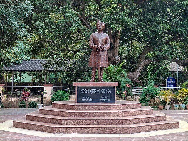 Statue_of_Maharaja_Sriram_Chandra_Bhanja_Deo