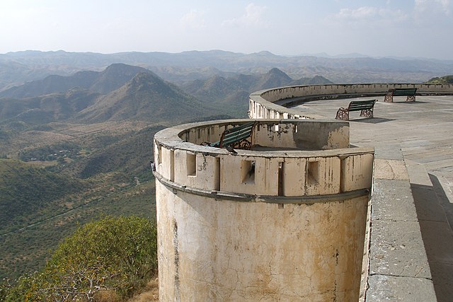 Udaipur_India_Fortified_wall