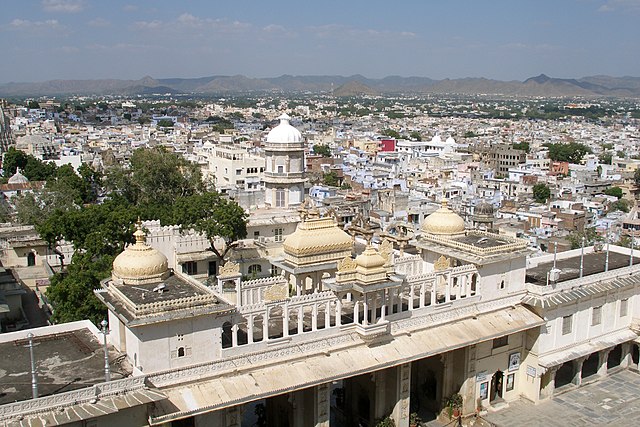 Udaipur_India_Skyline_of_Udaipur_with_Udaipur_Palace