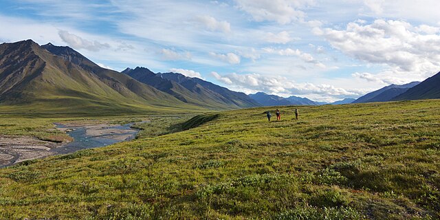 Walking_up_Oolah_Valley_in_Gates_of_the_Arctic_National_Park