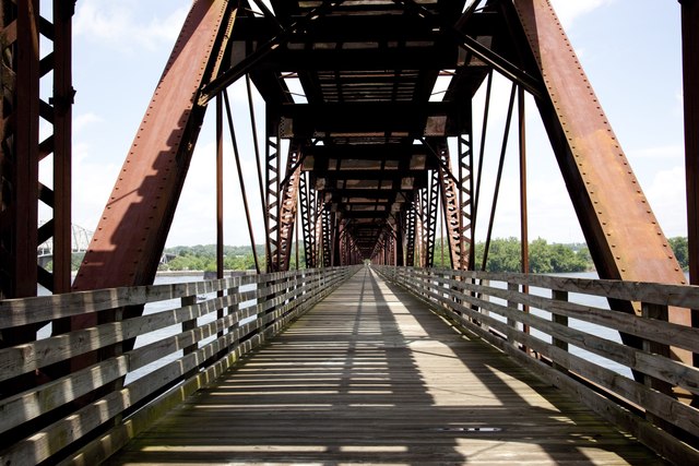 Old_Railroad_bridge_now_a_walking_bridge_across_the_Tennessee_River_Muscle_Shoals