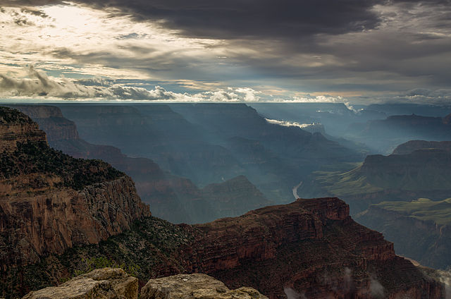Sun_rays_at_Hopi_Point_Grand_Canyon