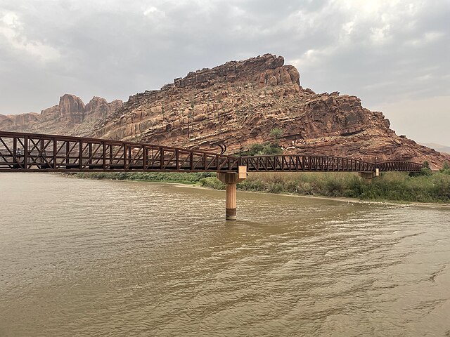 Colorado_River_bridge_in_Moab