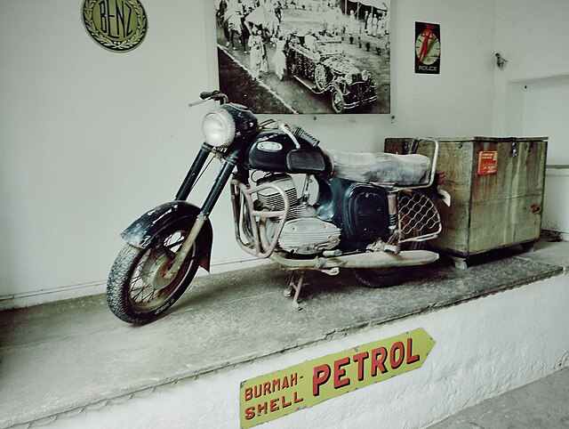 Dungarpur_Mews_Vintage_Car_Museum