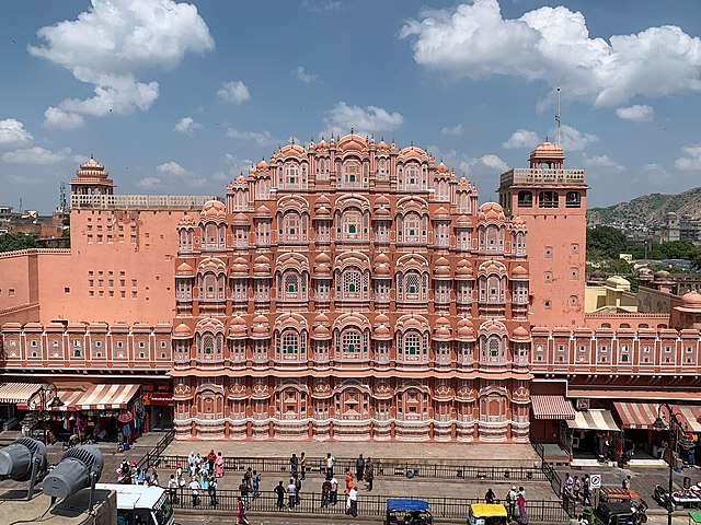 Hawa_Mahal_east_facade