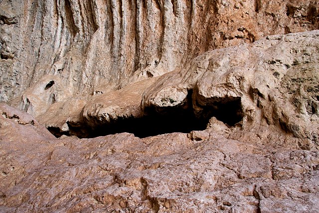 Horizontal_Cave_in_Rock_Wall
