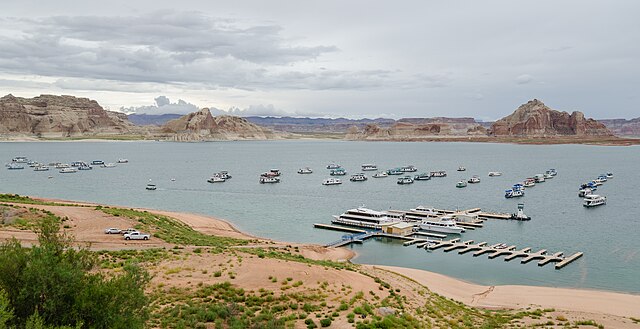 Lake_Powell_with_Marina