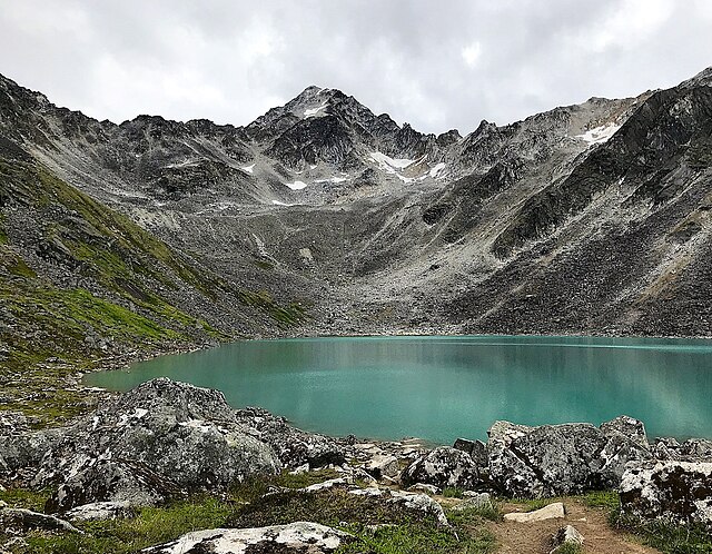 Lynx_Peak_above_Upper_Reed_Lake
