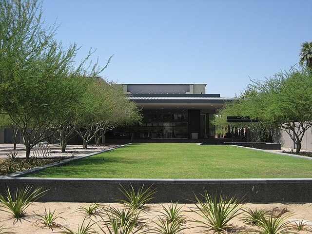 Main_entrance_to_Phoenix_Art_Museum