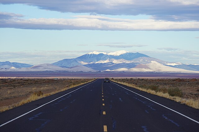 Navajo_Route_15_and_San_Francisco_Peaks_February