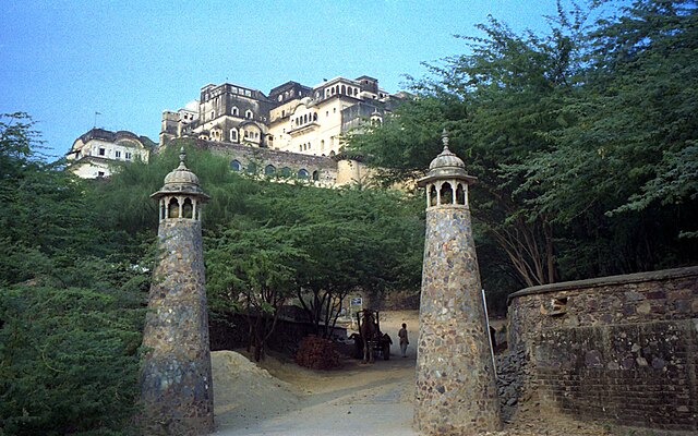 Neemrana_Fort_Palace_entrance