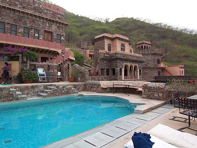 Neemrana_Fort_Palace_pool