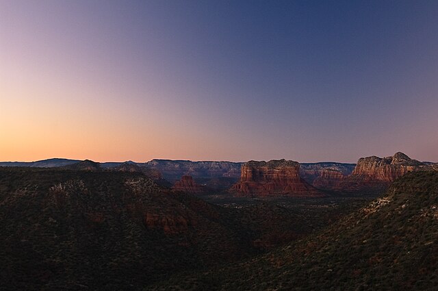 Red_Rocks_of_Sedona_turn_purple