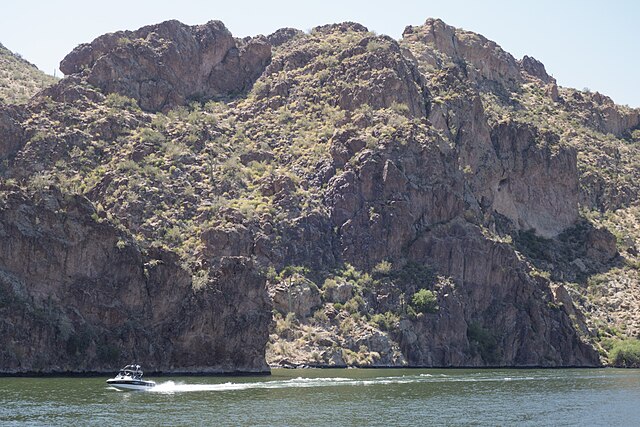 Saguaro_Lake_boating