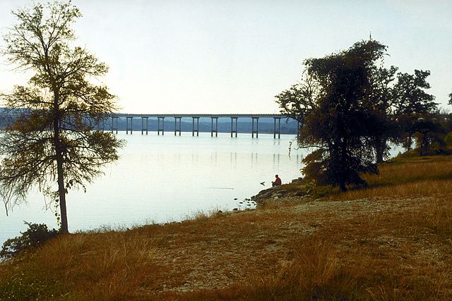 Stillhouse_Hollow_Lake_with_bridge