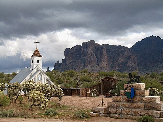 Superstitious_Mountains_Museum_and_Apache_Junction_Church_AZ