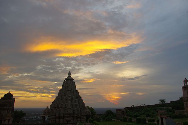 The_evening_sky_above_the_fort_of_Chittorgarh