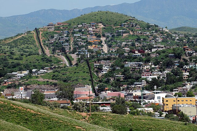 View_of_Nogales_Sonora_from_Nogales_AZ