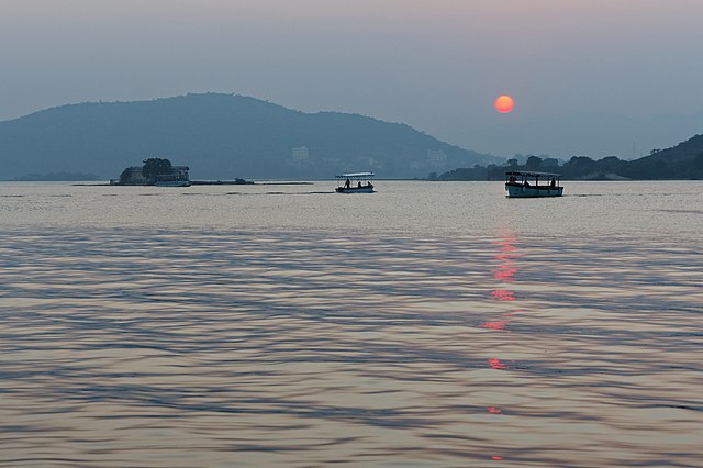 Brahma_Temple_Pushkar_lake