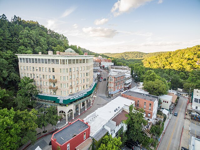 Aerial_shot_of_downtown_Eureka_Springs_Arkansas
