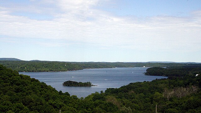 Beaver_Lake_from_Prairie_Creek_Arkansas