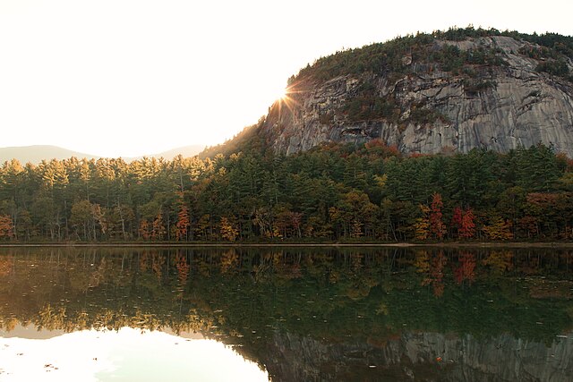Echo_Lake_and_Cathedral_Ledge_North_Conway