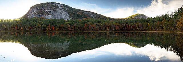 Echo_Lake_and_Cathedral_Ledge_North_Conway