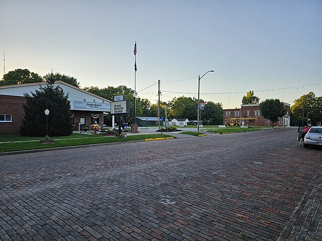 Jonesboro_City_Hall_at_sunset
