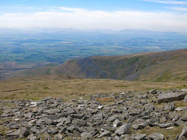 Rock_outcrop_on_Little_Dun_Fell