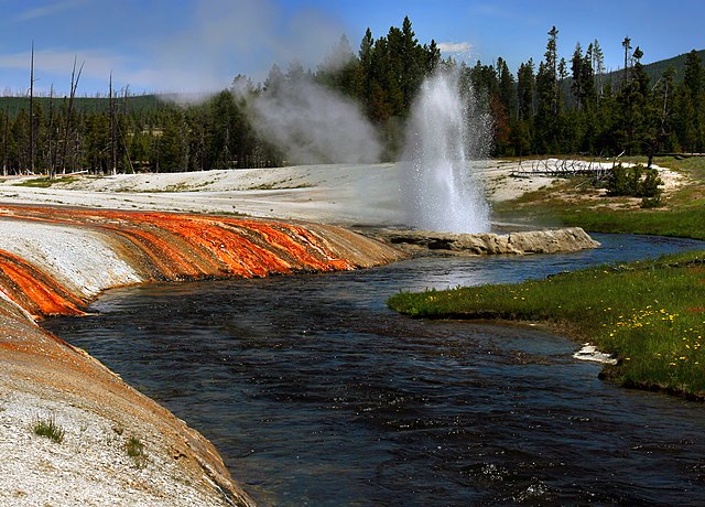 Firehole_river_at_Upper_Geyser_Basin