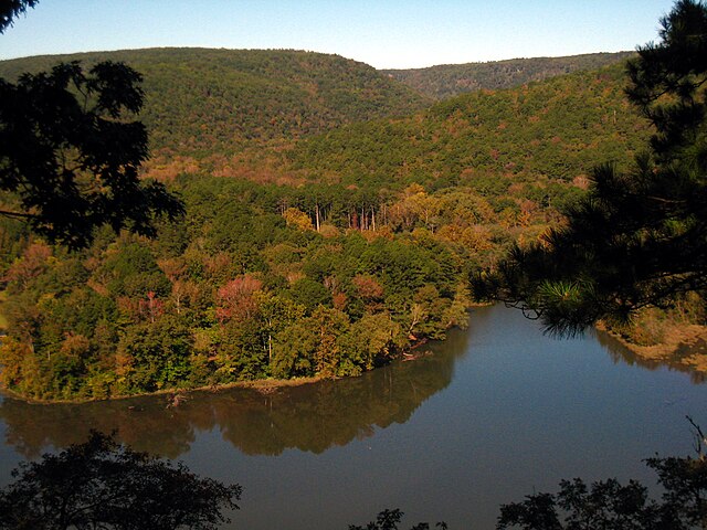 Shores_Lake_in_the_Ozark_National_Forest