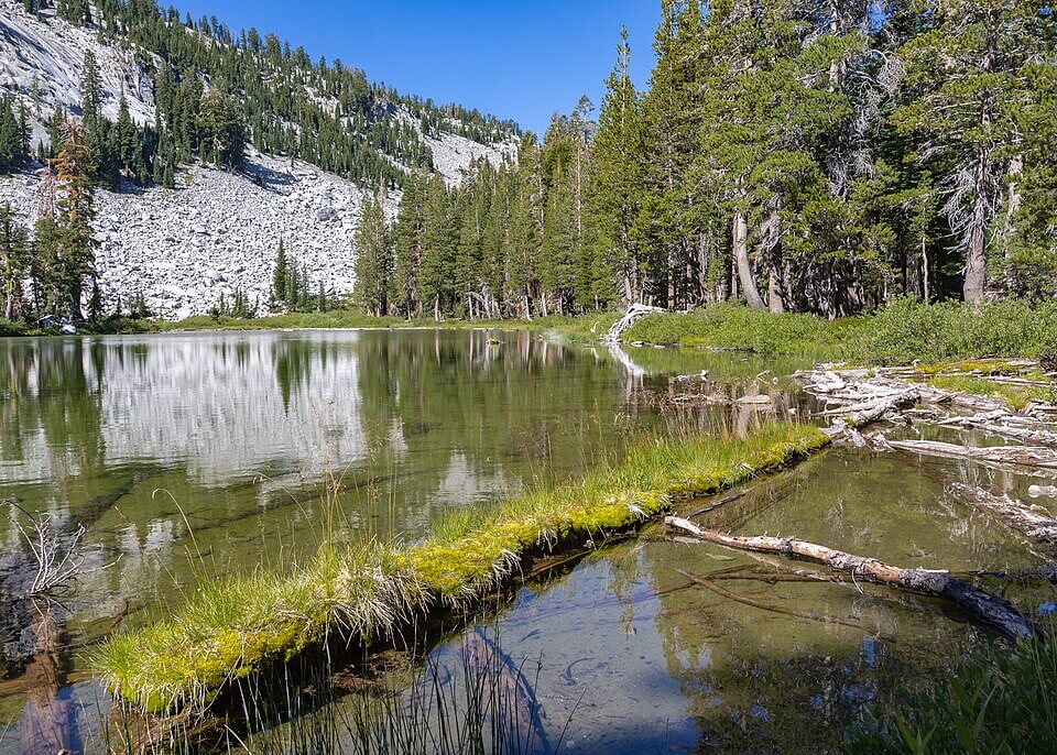 Cliff_Lake_Lassen_Volcanic_National_Park
