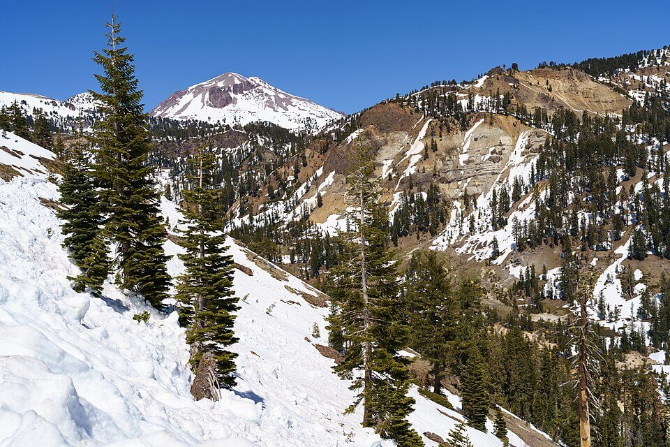  Winter_view_of_Mount_Lassen_in_Lassen_Volcanic_National_Park
